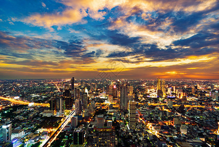 泰国日落时与ChaoPhraya河的曼谷市风景图片