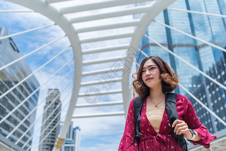 前往泰国曼谷ChongNonsi上天列车旅行的年轻妇女图片