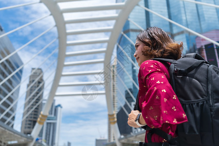 前往泰国曼谷ChongNonsi上天列车旅行的年轻妇女图片