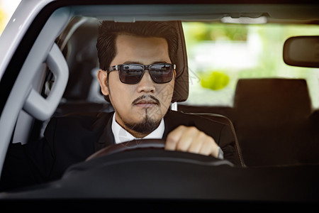 汽车车展青年商人驾驶汽车背景