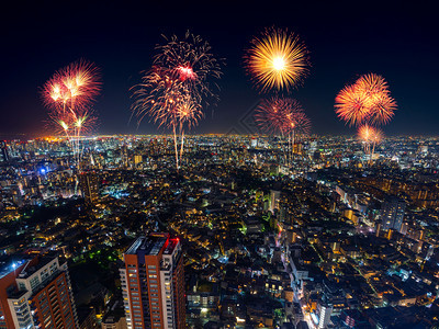 日本东京市风景的烟花节日图片