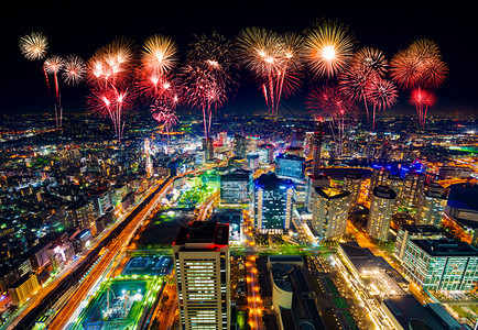 日本横滨市风的烟花图片