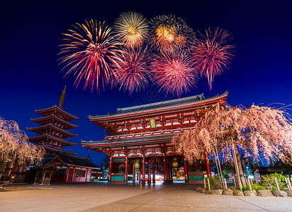 日本东京浅草庙边上庆祝的烟花图片