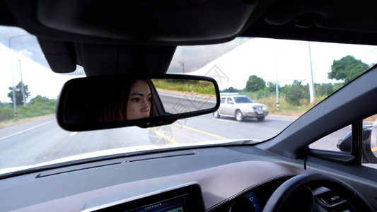驾驶汽车的女在后视镜中反射图片