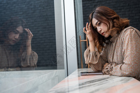 忧郁的年轻女子头痛感到悲伤担心问题图片