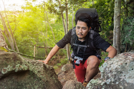 登山男子爬上森林图片