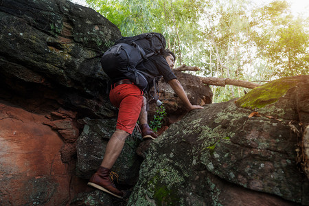 登山男子爬上森林图片