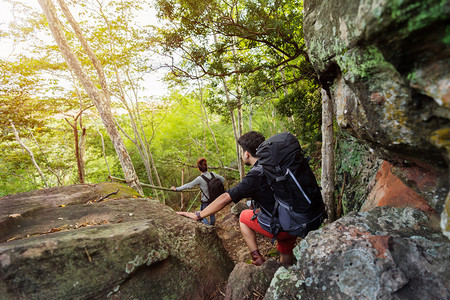 一群登山者在森林中攀登图片