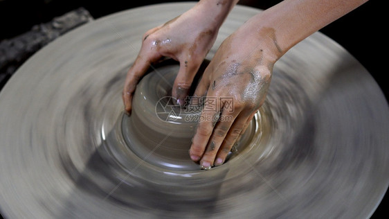 波特手在陶器轮子上制造一个罐子或陶器花瓶图片
