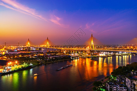 Bhumibol悬浮桥横跨ChaoPhraya河在泰国曼谷市日出图片