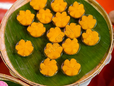 金色五叶三花传统泰国甜品图片