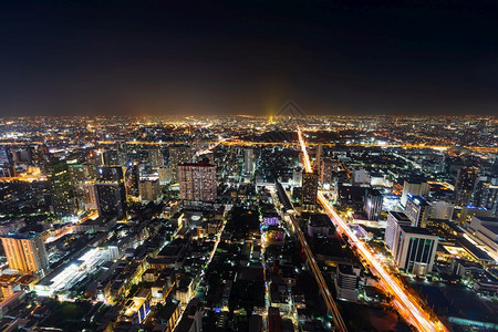 曼谷市区和泰国夜间的公路交通背景图片