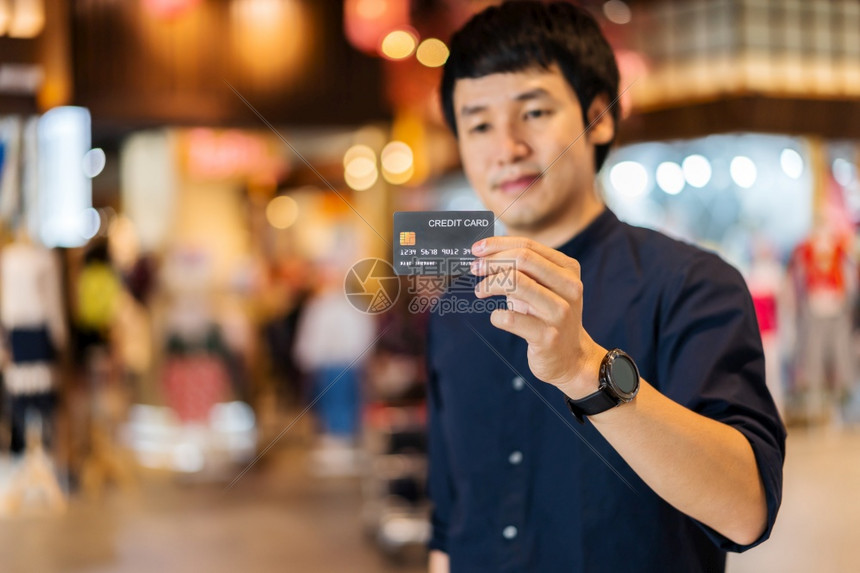 ‘~在购物中心与年轻的亚洲男子信用卡  ~’ 的图片