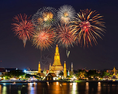WatrunArun寺庙在泰国曼谷夜间举行烟火节庆祝活动图片