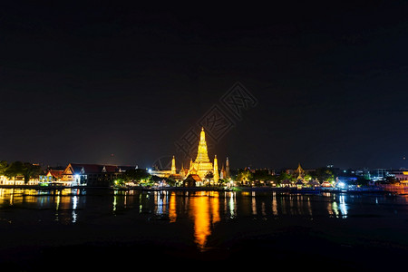 泰国曼谷晚上有湄南河的华伦寺图片