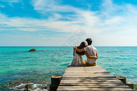 坐在泰国RayongKohMunNork岛的木桥和海滨上图片