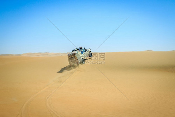 4x驾驶于纳米比亚赞沙漠图片
