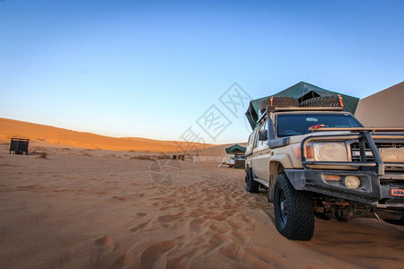 Landcruiser站在纳米比亚布沙漠图片