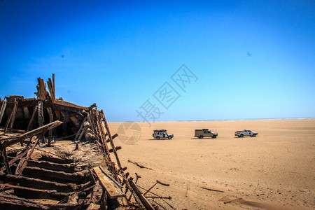 纳米比亚Namib沙漠的EduardBohlen号轮船底有四轮驱动汽车背景图片