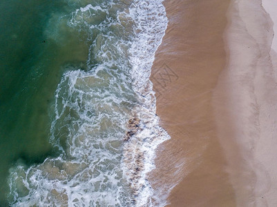 海浪撞击坦桑尼亚斯瓦希里海岸滩的鸟眼观图片