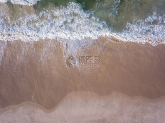 在坦桑尼亚斯瓦希里海岸的滩上遭遇浪的无人机照片图片