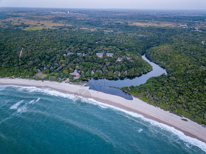在坦桑尼亚斯瓦希里海岸的沿森林里由一个环礁湖组成的旅馆无人机照片图片