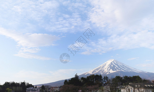 富士山天气晴朗的早晨背景图片