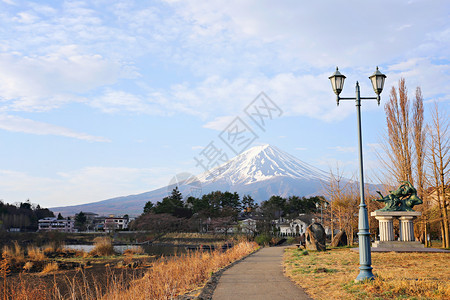 以及富士山在川谷吉子湖边的观望图片