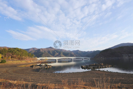 高山和川口子湖天气晴朗的清晨图片