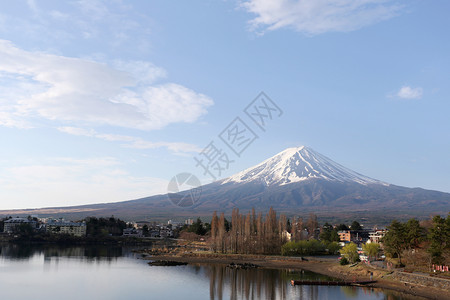 川口子湖和清晨富士山的景象高清图片