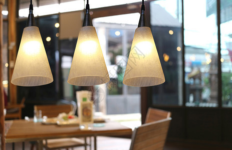 咖啡馆和室内装饰店的现代天花板灯照明温暖图片