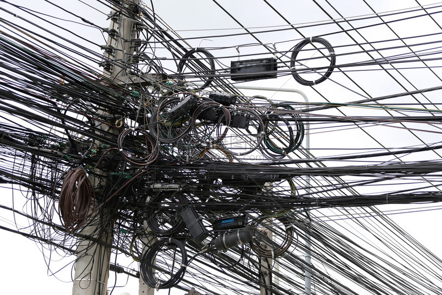 电线杆上有信号缆缠绕