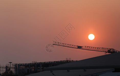 日落和工厂目前正在夜间建造图片