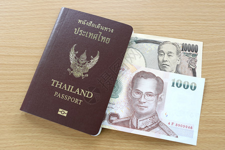 日本和泰国在籍护照上的钞票图片