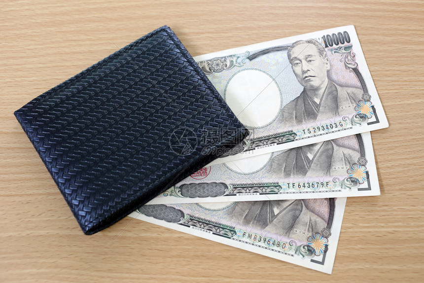 日本钞票在钱包里写木头背景上图片