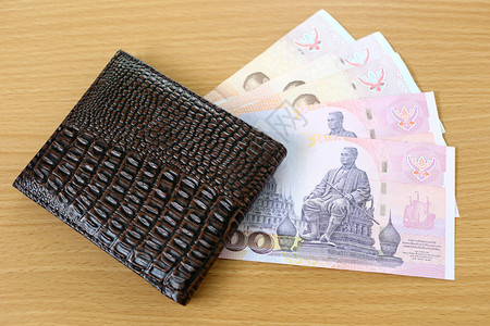 泰国钞票在钱包里写木材背景上图片