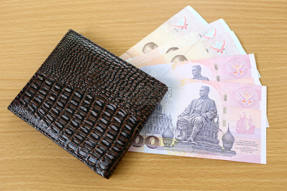 泰国钞票在钱包里写木材背景上图片