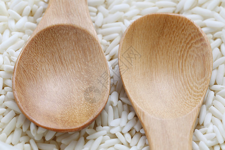 有机白米大或粘糊上空的木勺子用于设计自然食品概念图片