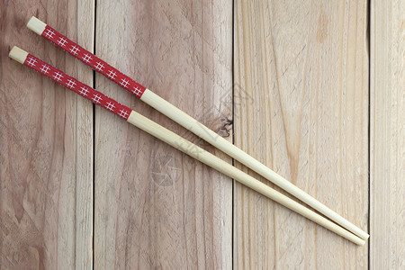 用于设计食物概念背景的木地板上筷子勺图片