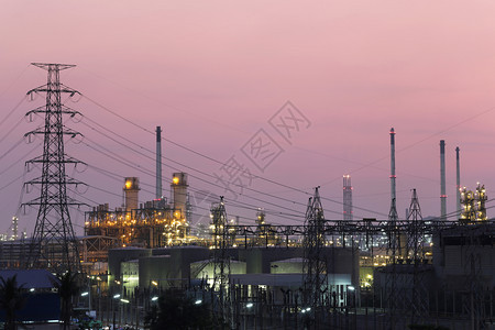 炼油工厂的晚景图片