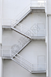 建筑物的白色楼梯用于安全紧急情况概念背景图片