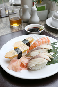 海产食品寿司在餐厅的白菜上日本食品传统图片