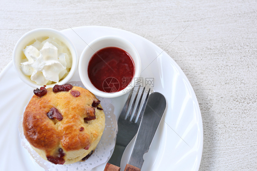 草莓果酱加核桃和巧克力薯片松饼面包甜点图片
