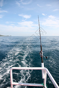 天空之鱼素材在海上的一条船钓鱼棒背景