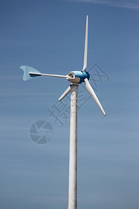 风力涡轮机在蓝天空背景下运行图片