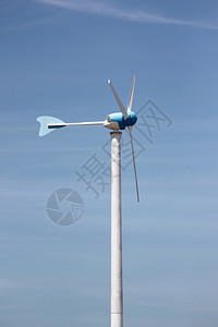 风力涡轮机在蓝天空背景下运行图片
