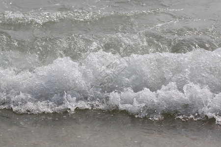 海浪滚动的卷轴嘴唇在浅的沙巴上坠落图片