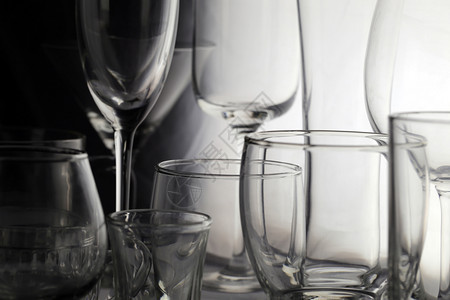 许多玻璃放在食物桌上作为饮料背景背景图片