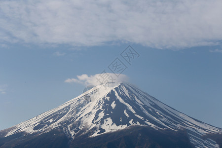 富士山天气晴朗的早晨背景图片