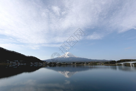 川口子湖边富士山天气不错图片